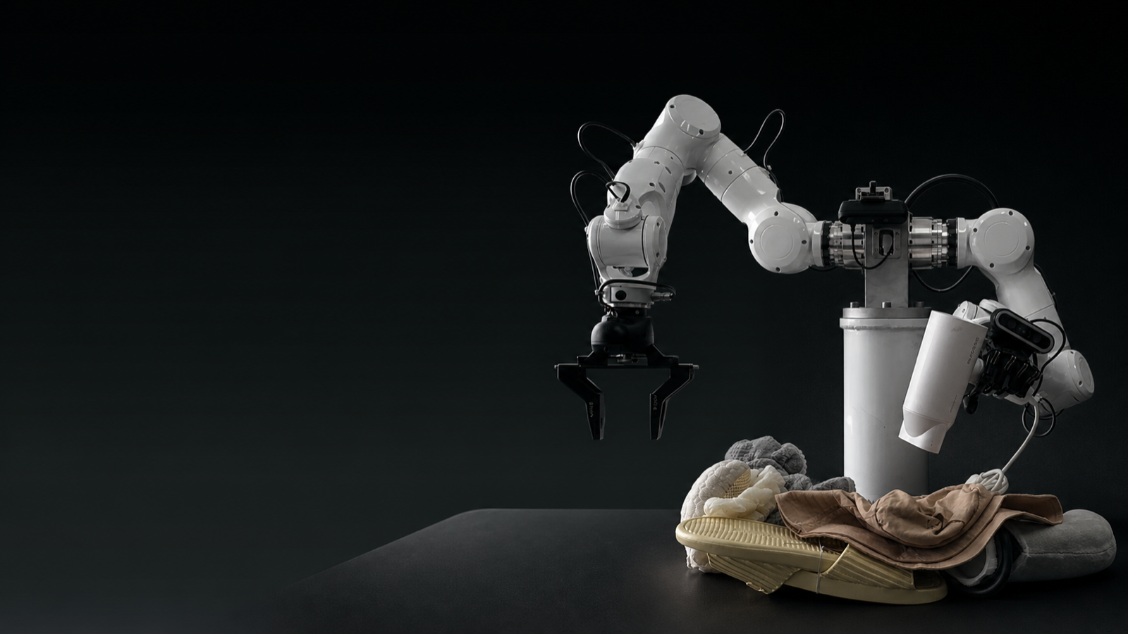 AdaRoboVLG: real-world robotic grasping across different hands